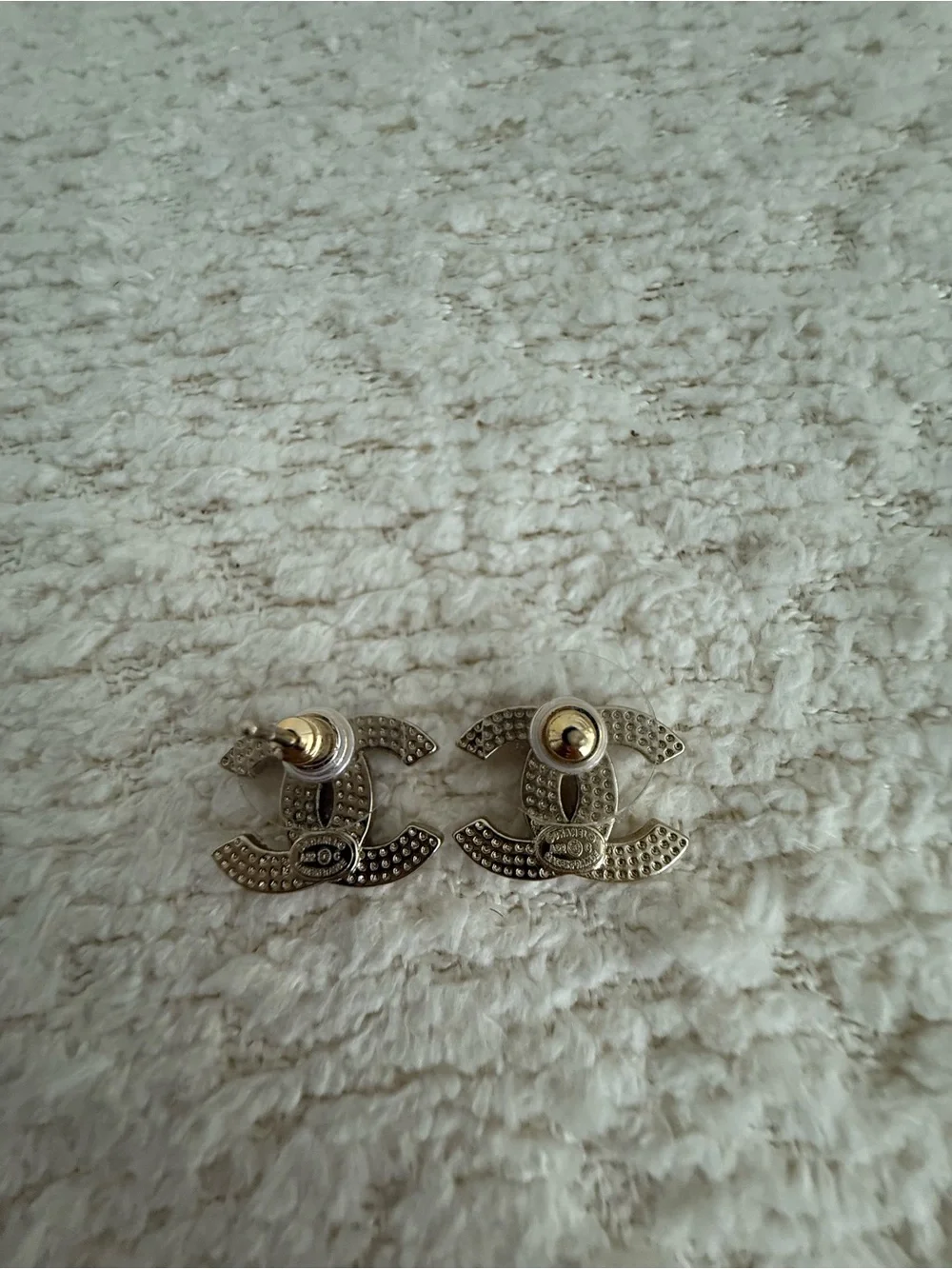 Gold Chanel small CC earrings - Picture 5 of 6